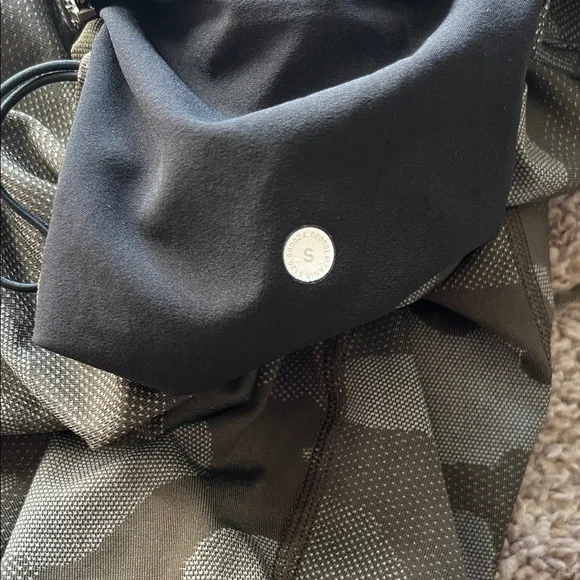 ❌NOT FOR SALE ❌Lululemon Green Camouflage Linerless Shorts - Picture 4 of 6